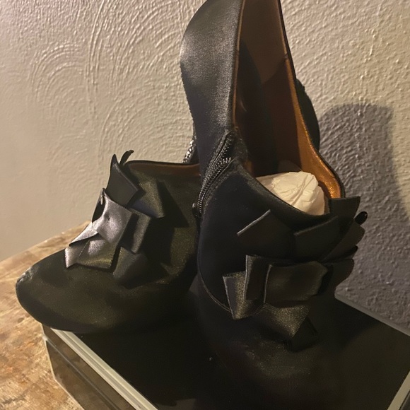 Shoes - Picture 1 of 3
